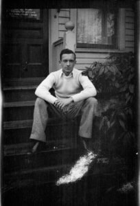 William Carlos Williams devant sa maison, à Rutherford, 1914